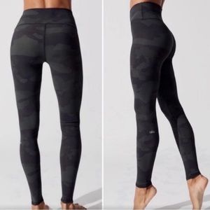 Alo Yoga High-Waist Camo Vapor Legging Size Small.  Great condition.  Very comfy
